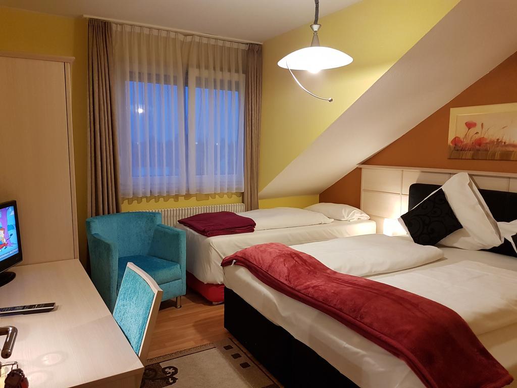 Legend Hotel Biebesheim am Rhein Екстер'єр фото
