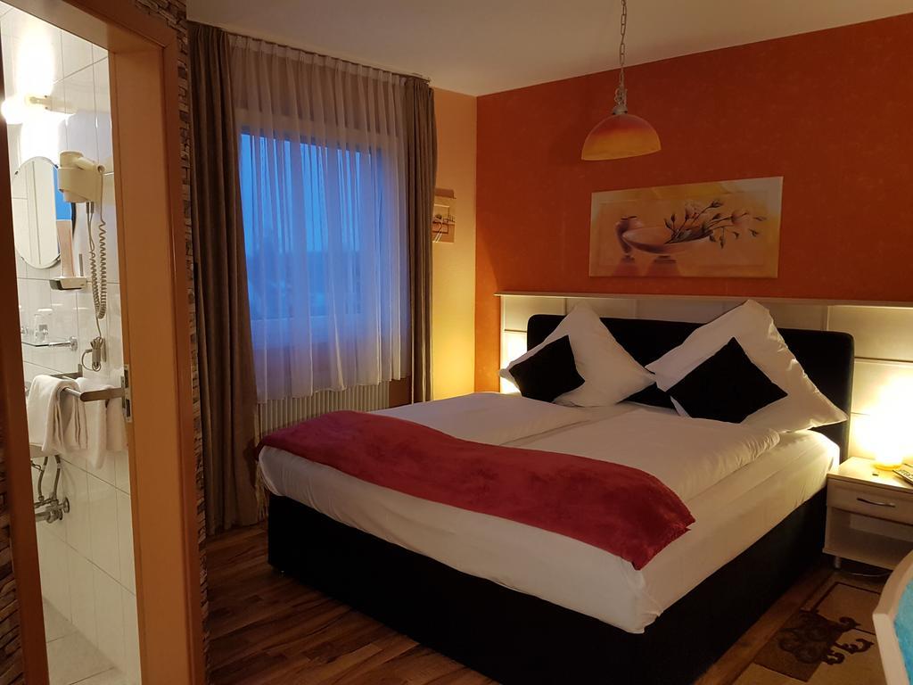 Legend Hotel Biebesheim am Rhein Екстер'єр фото
